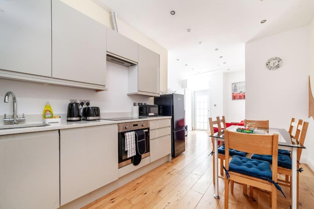 Spacious Retreat 2-Bed In Popular Camden Town Лондон Екстер'єр фото