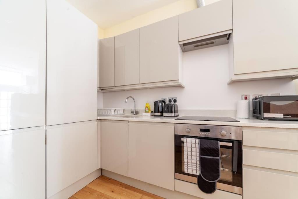 Spacious Retreat 2-Bed In Popular Camden Town Лондон Екстер'єр фото